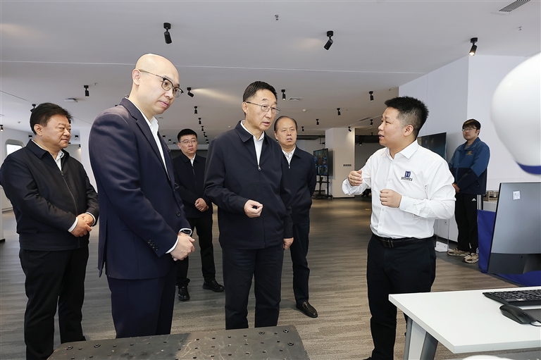 刘宁在郑州走访慰问青年团队代表时寄语 坚定理想信念练就过硬本领勇于创新创造 为谱写中国式现代化河南篇章贡献青春力量