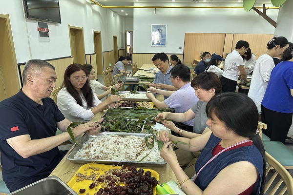 “弘扬端午文化 感悟家国情怀”主题活动现场包粽子