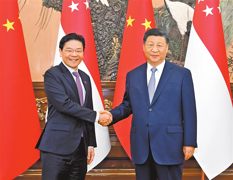 习近平会见新加坡总理黄循财