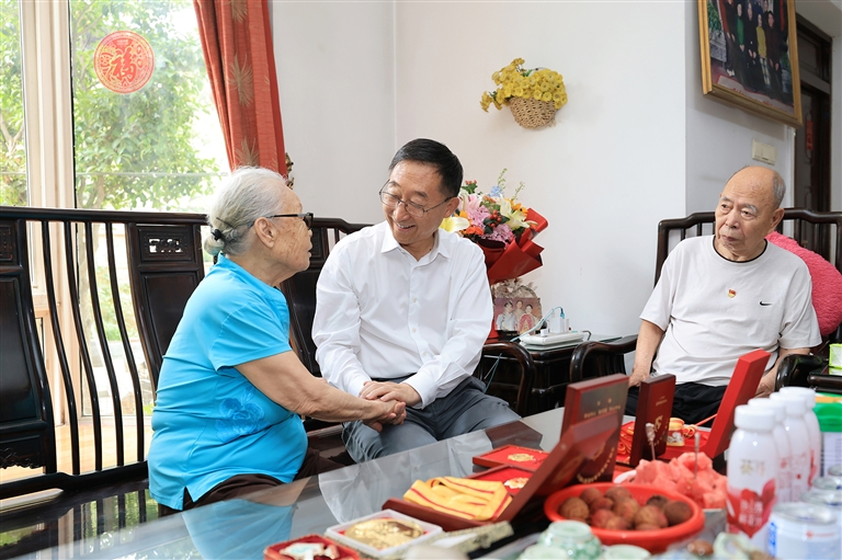 刘宁“七一”前夕走访慰问老党员老战士 向全省广大共产党员致以节日问候