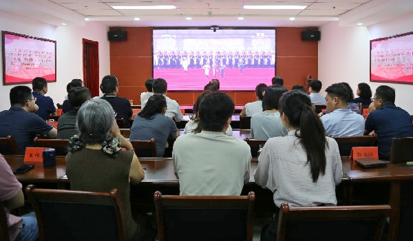 省工商联机关集中收看信息照片_副本
