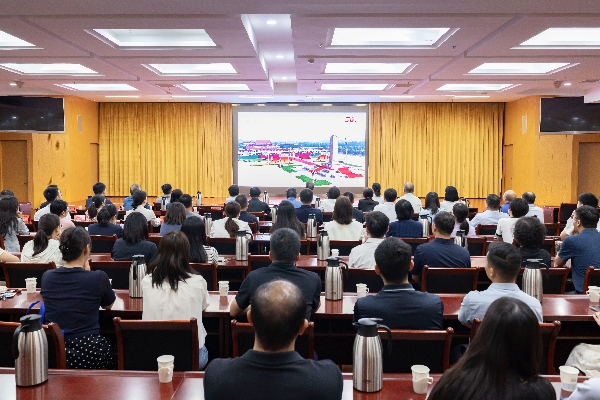省总工会集中收看纪念中国人民抗日战争暨世界反法西斯战争胜利80周年大会_副本