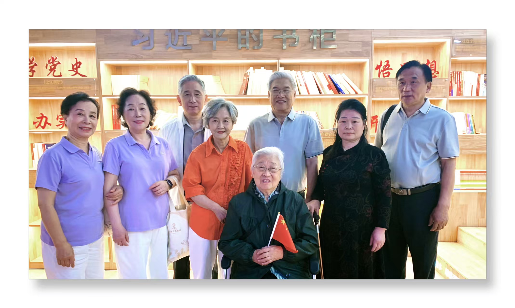 省直工委合唱队与离休干部李今同志合影