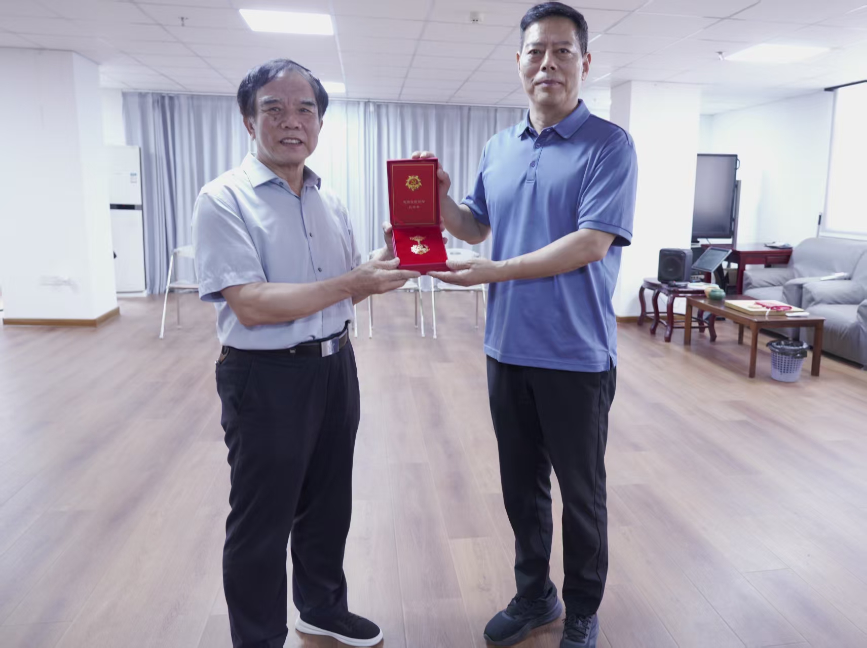 省直工委副厅级专职委员赵茂军向殷江林同志颁发纪念章
