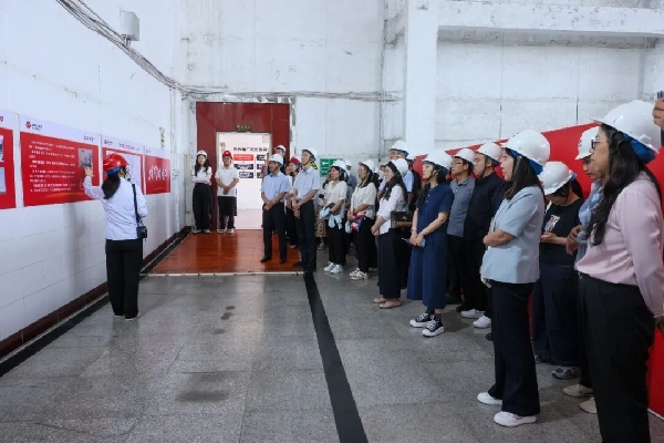 省总工会青年理论学习小组赴焦作开展“铭记百年历程 重走奋斗之路”活动_副本