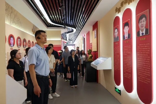 省总工会青年理论学习小组赴焦作开展“铭记百年历程 重走奋斗之路”活动3_副本