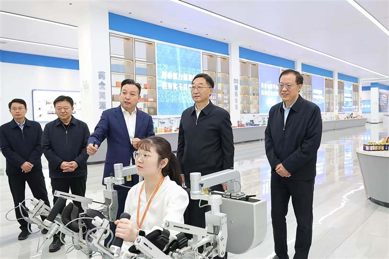 20251115书记替换照_s