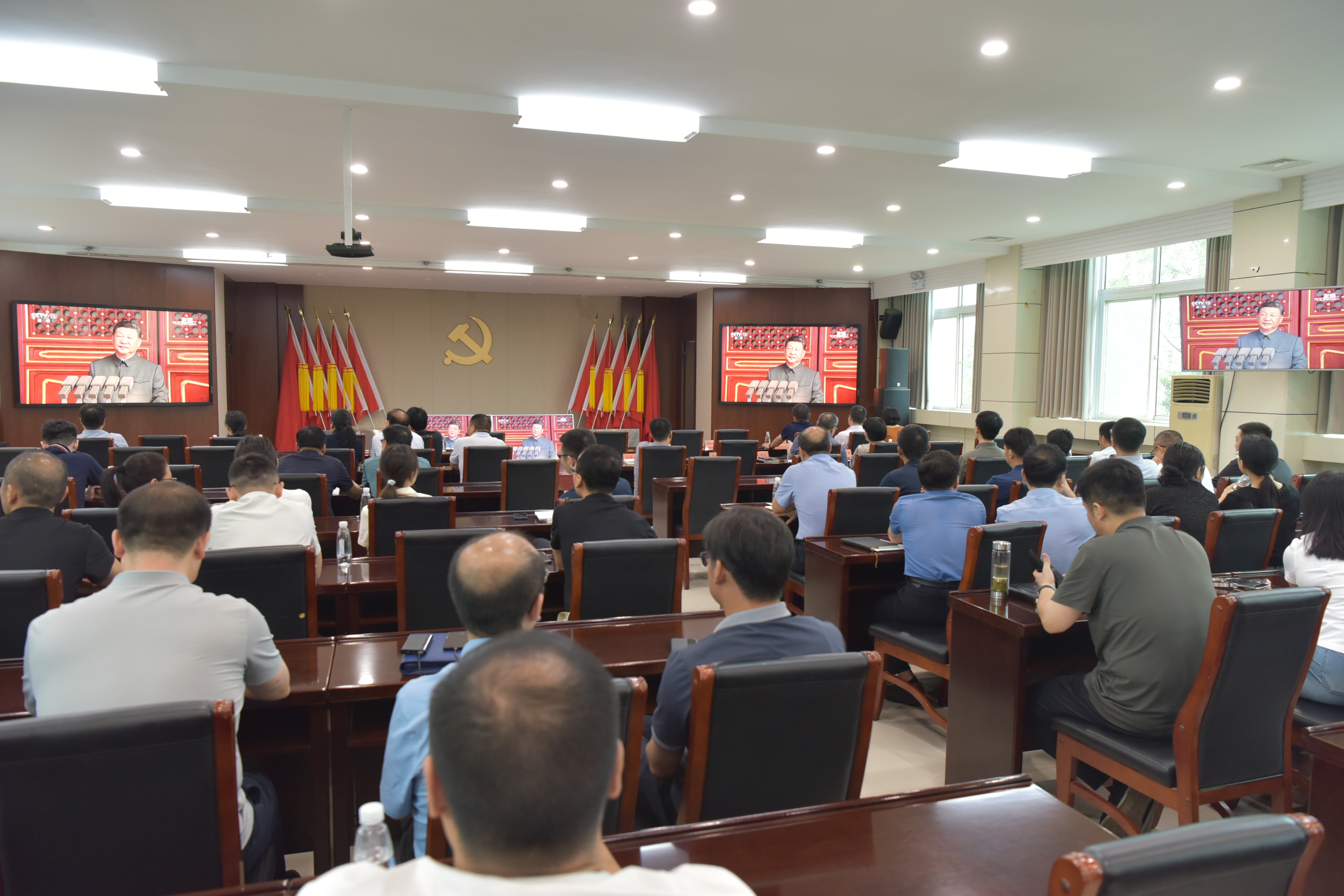 省政府国资委集中观看纪念中国人民抗日战争暨世界反法西斯战争胜利80周年大会