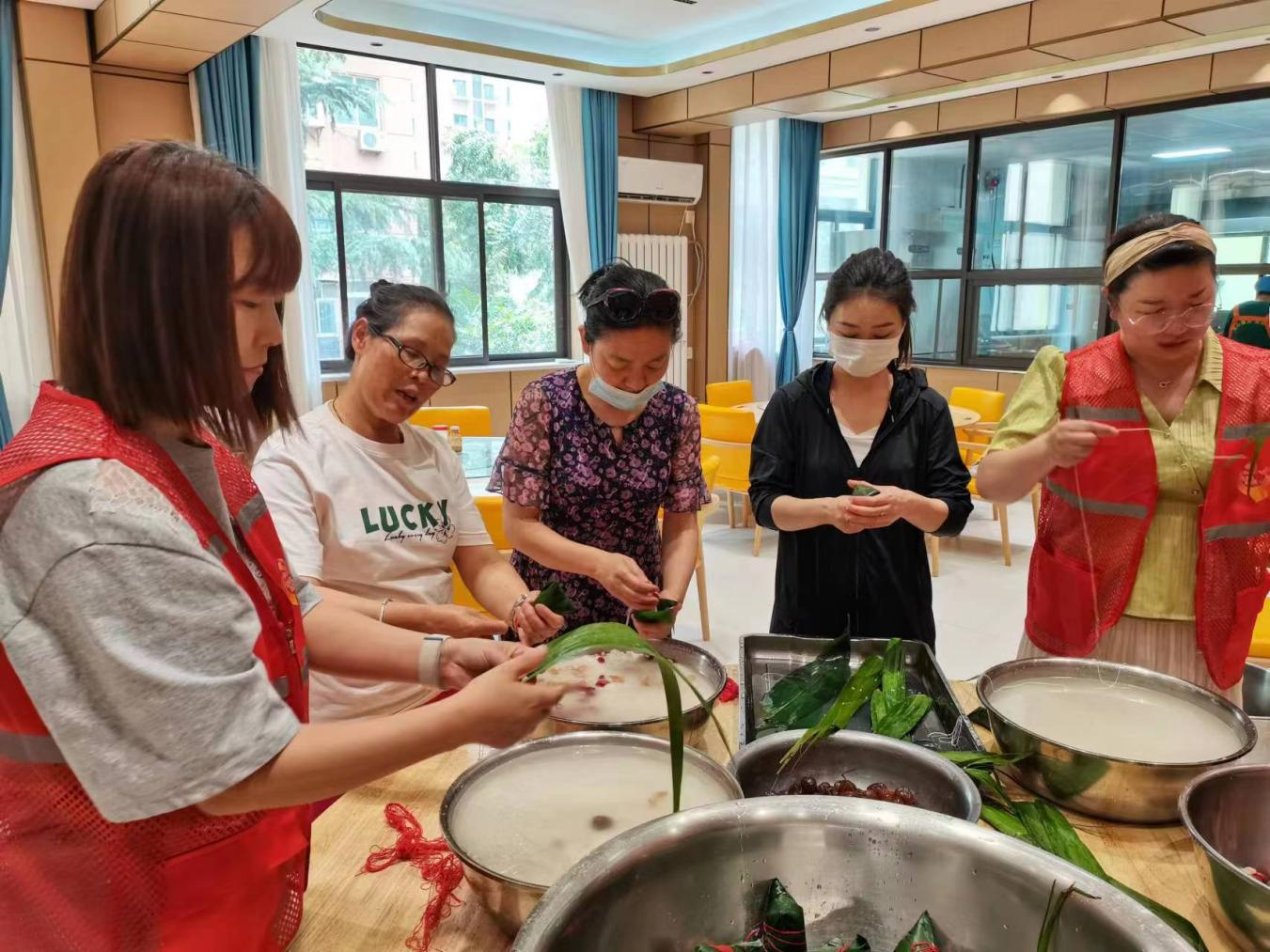 管城区侨联在陇一社区侨胞之家开展浓情端午活动2