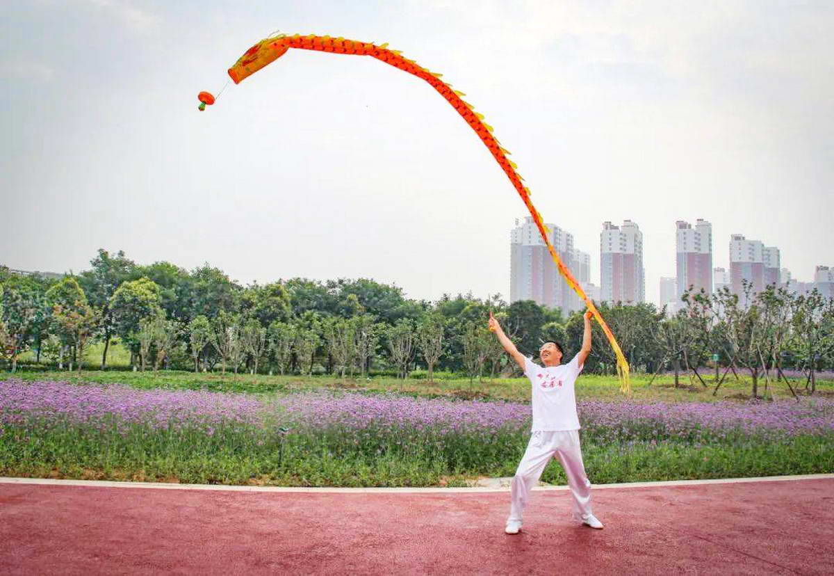 赵志成，70岁，平顶山市老年体协空竹委员会成员，习练抖空竹、手舞龙多年摄影：袁凤琴