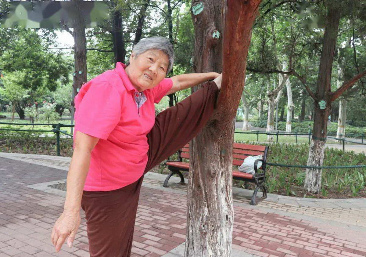 张清花，76岁，常年坚持太极拳，健身气功等锻炼。摄影：李逢生