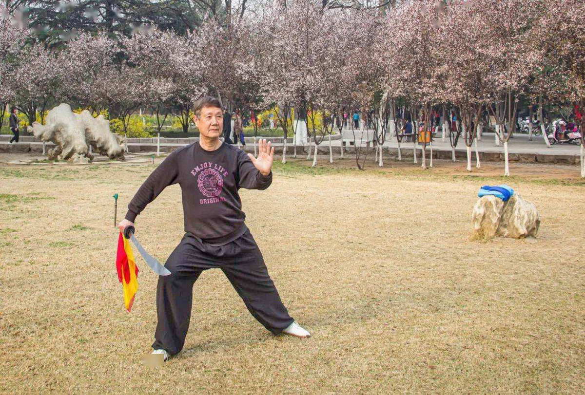 张杏生，76岁，国家级社会体育指导员，他长年苦练，多项功夫到位，标杆示范教学。摄影：袁凤琴