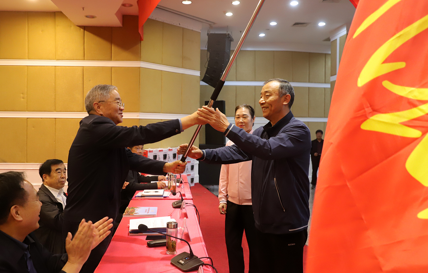 邓来法为驻马店市参加河南省第十四届老健会代表团授旗