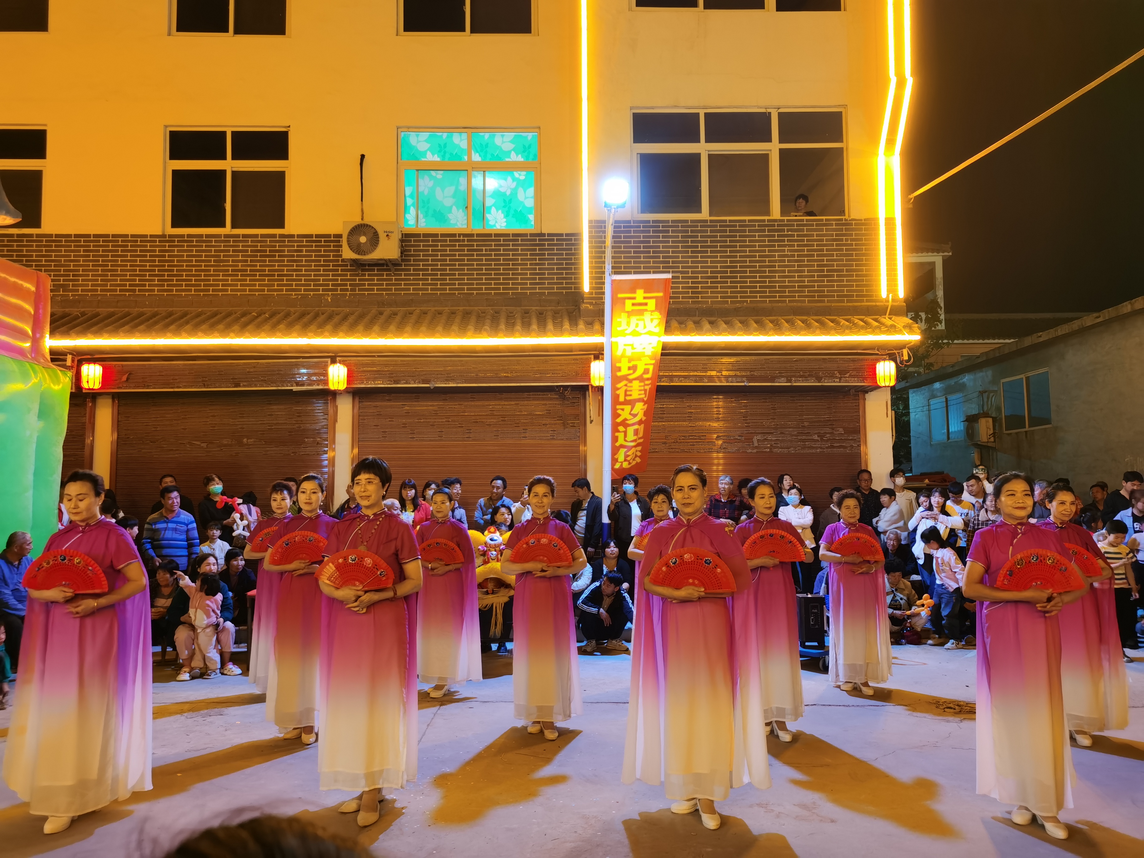 滑县老年体工委东方妍旗袍队开展“庆五一”旗袍秀展演活动 (1)