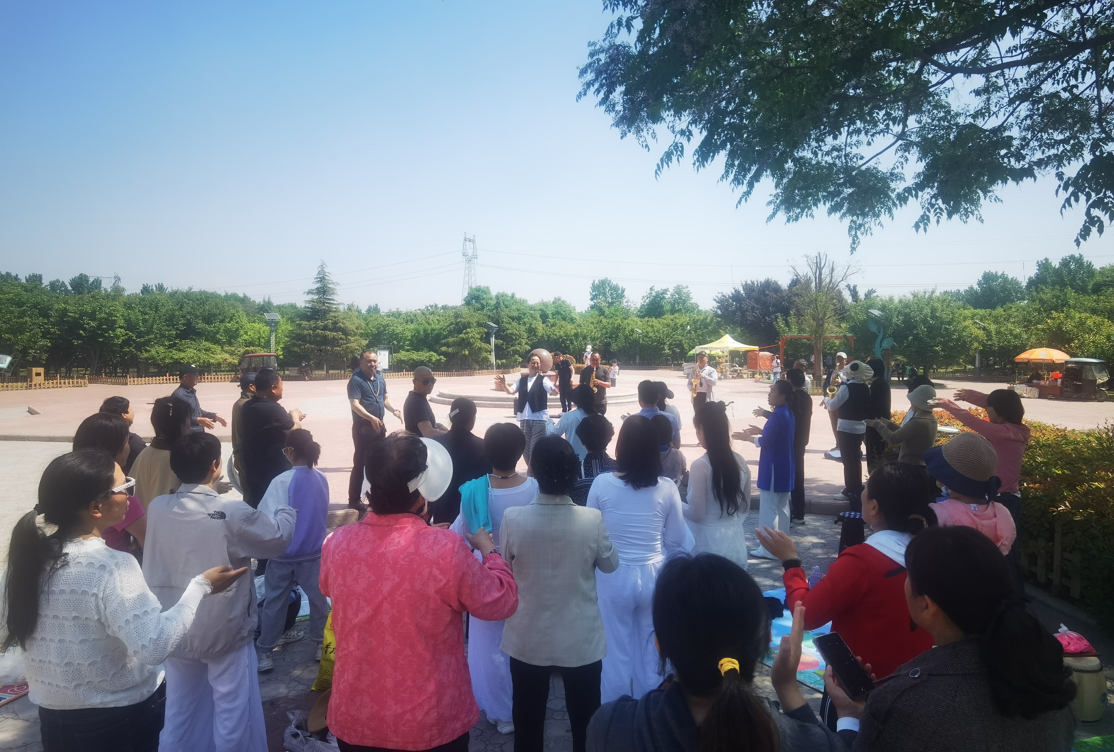 滑县老年体工委健身气功专委会组织健身大学学员开展五一节公益活动 (2)