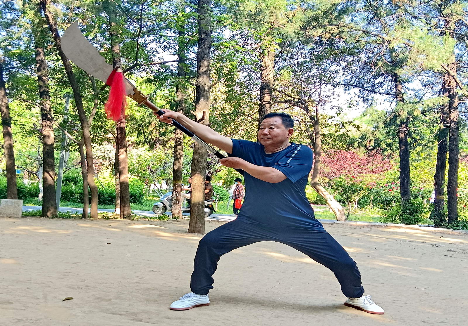 石瑞兴，63岁，坚持老年体育运动，擅长大刀和棍术，经常参加老年公益活动。摄影：赵长兴