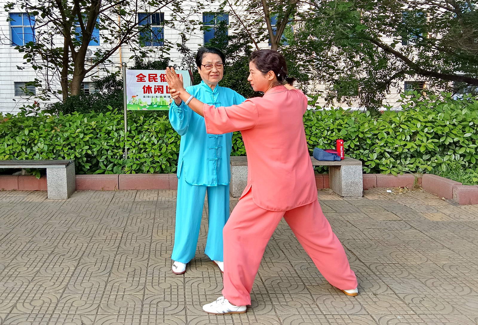张玮，76岁，国家级社会体育指导员，平顶山市老年体协太极拳专项委员会副主任，夕阳俏健身站站长，长期坚持锻炼，热爱老年体育运动，十几年如一日手把手为大家传授技艺，无私奉献毫无怨言，多次带领大家参加区、市组织的公益活动。摄影：赵长兴