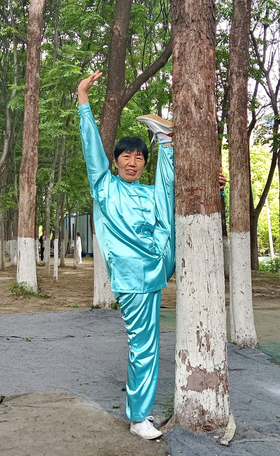 赵兰香，68岁，二级社会体育指导员，平顶山市葡萄园健身辅导站站长，经常组织站点的老年朋友参加健身活动，送健康走基层进社区。摄影：赵长兴