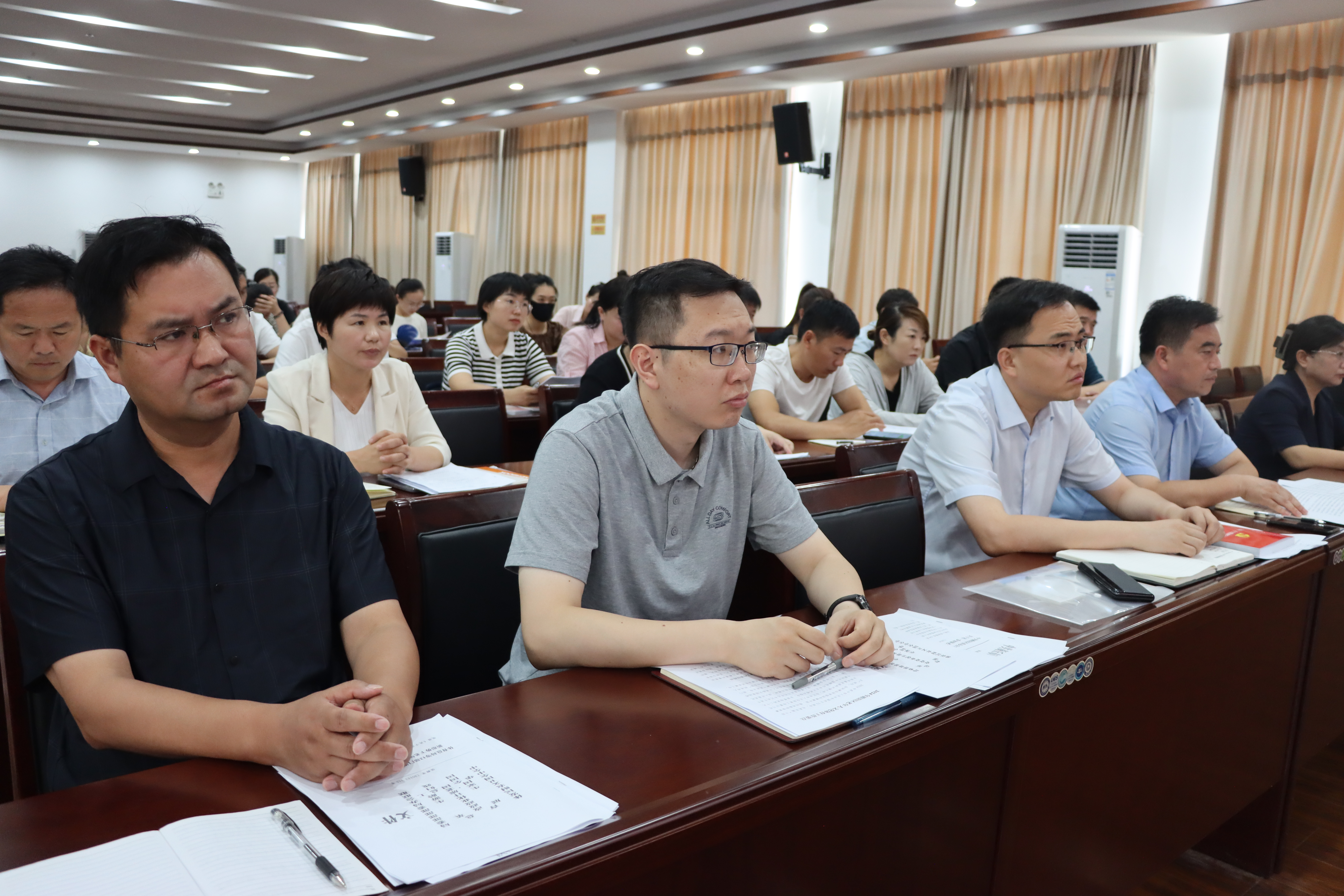 参会人员