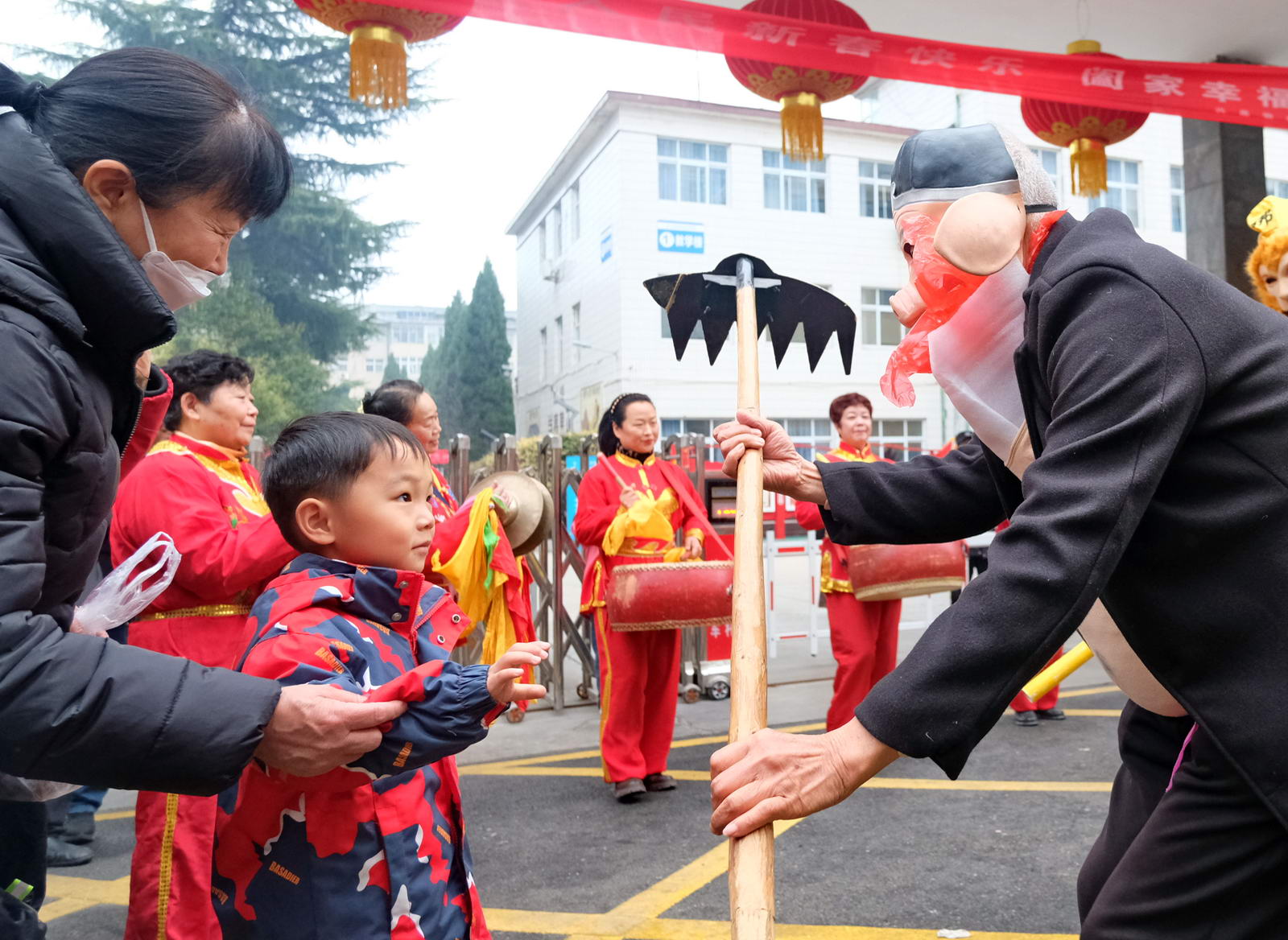 家属院里的民间艺术表演展现平顶山市老年体协志愿者风采