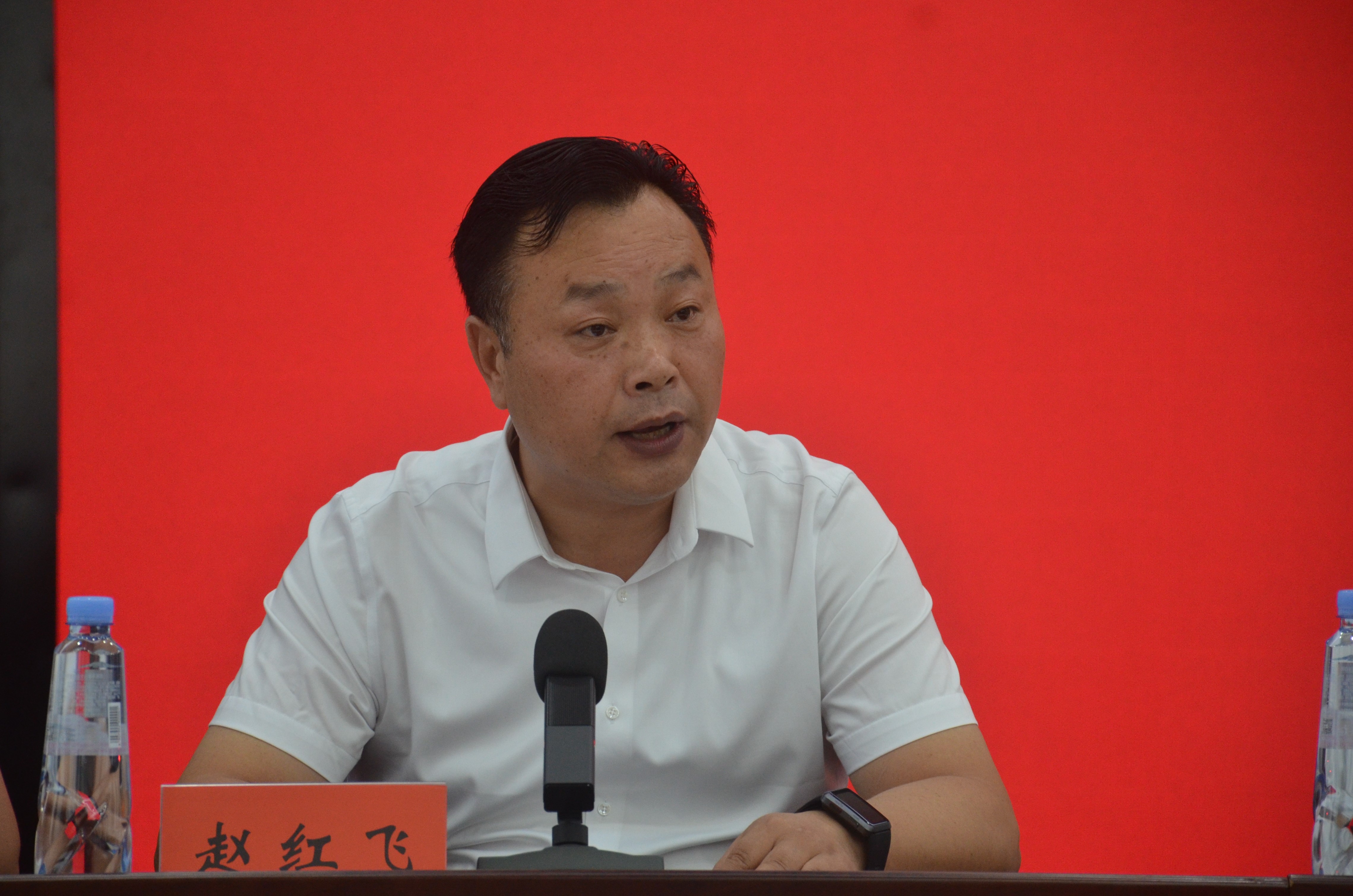 洛阳市体育局局长赵红飞主持会议