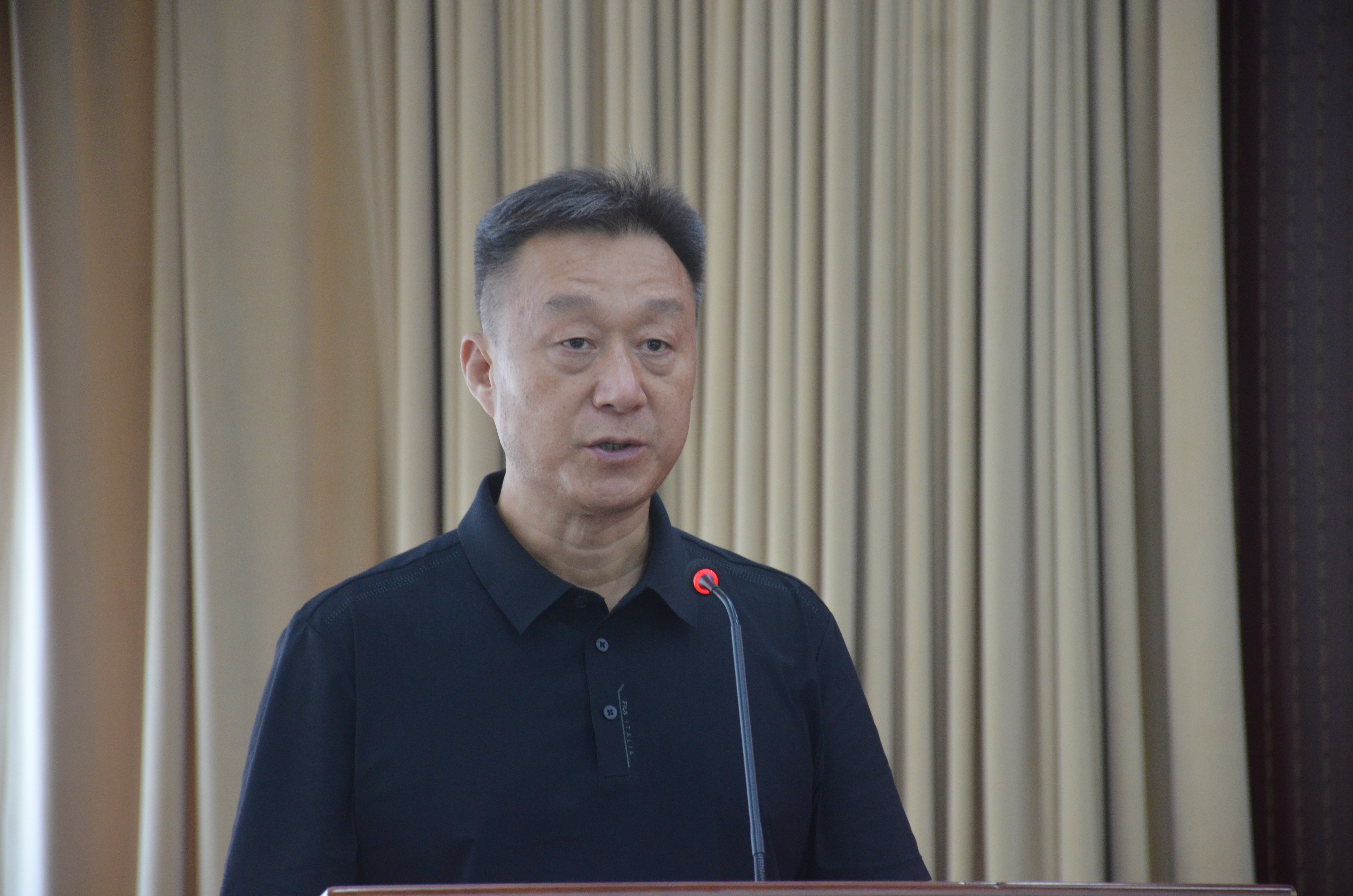 张荣华宣读《关于对洛阳市老年人体育协会第八届理事会候选人资格审查情况的说明》