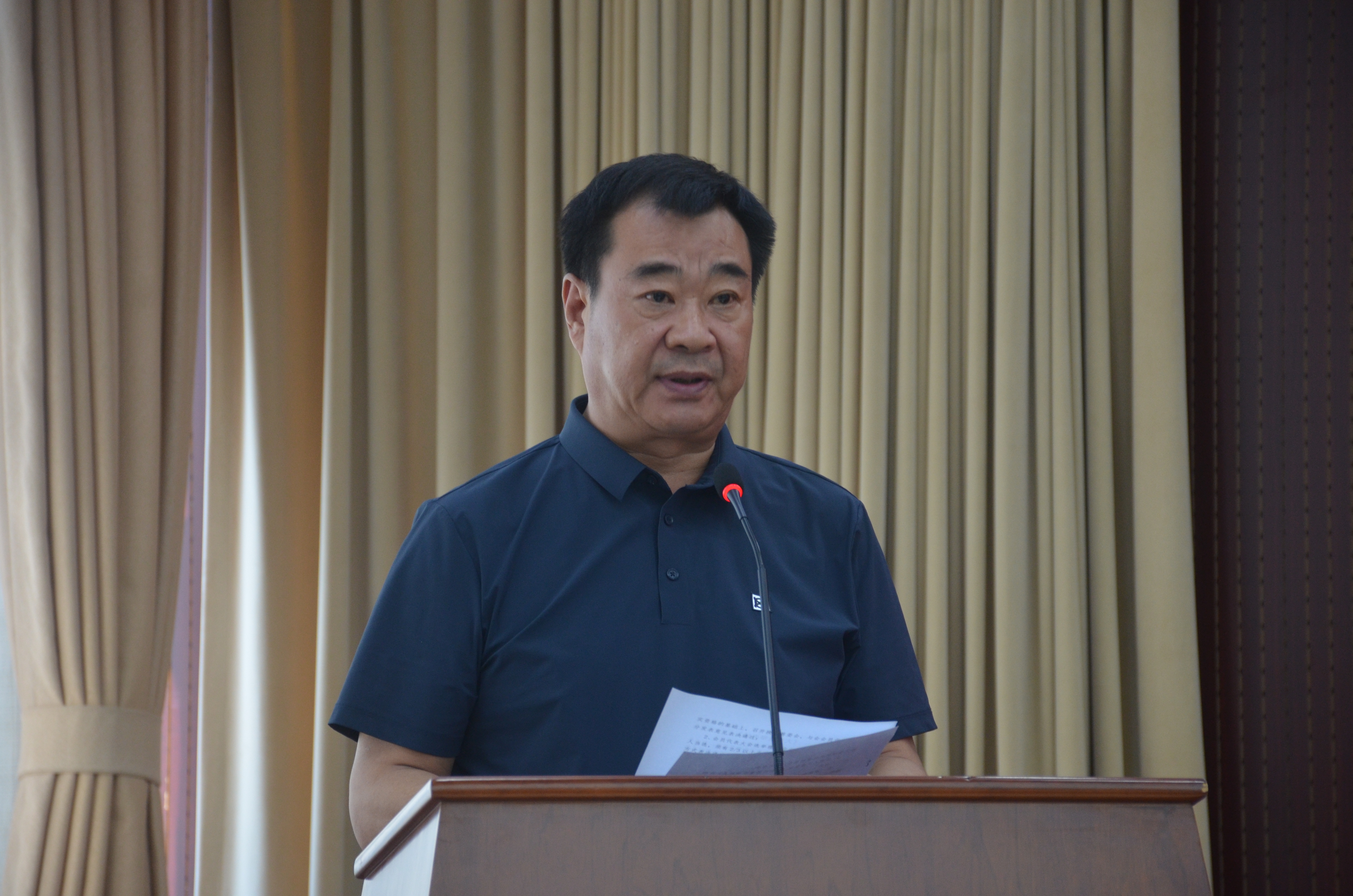 任保军宣读《大会选举办法》和监票组名单。