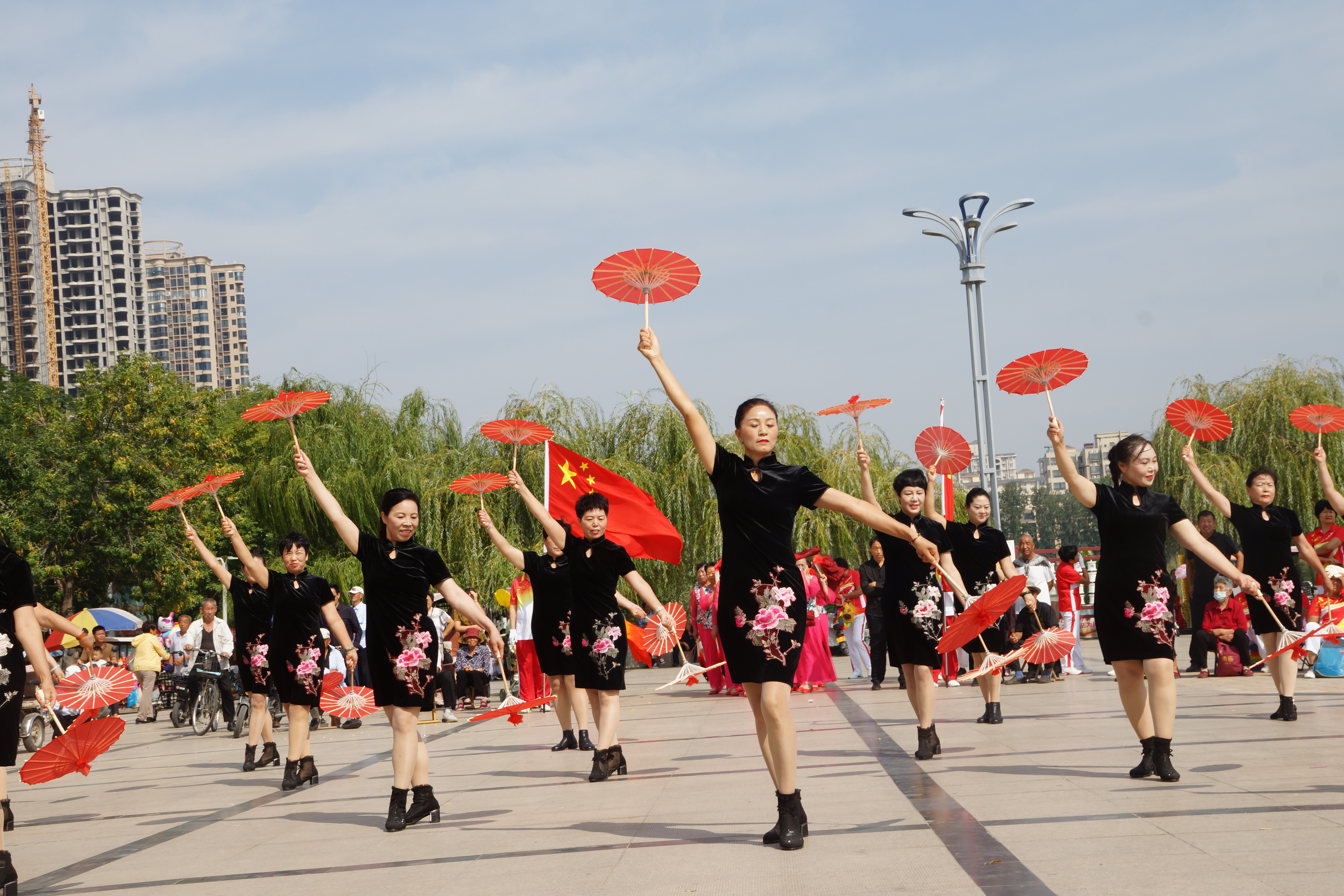 举伞广场舞2