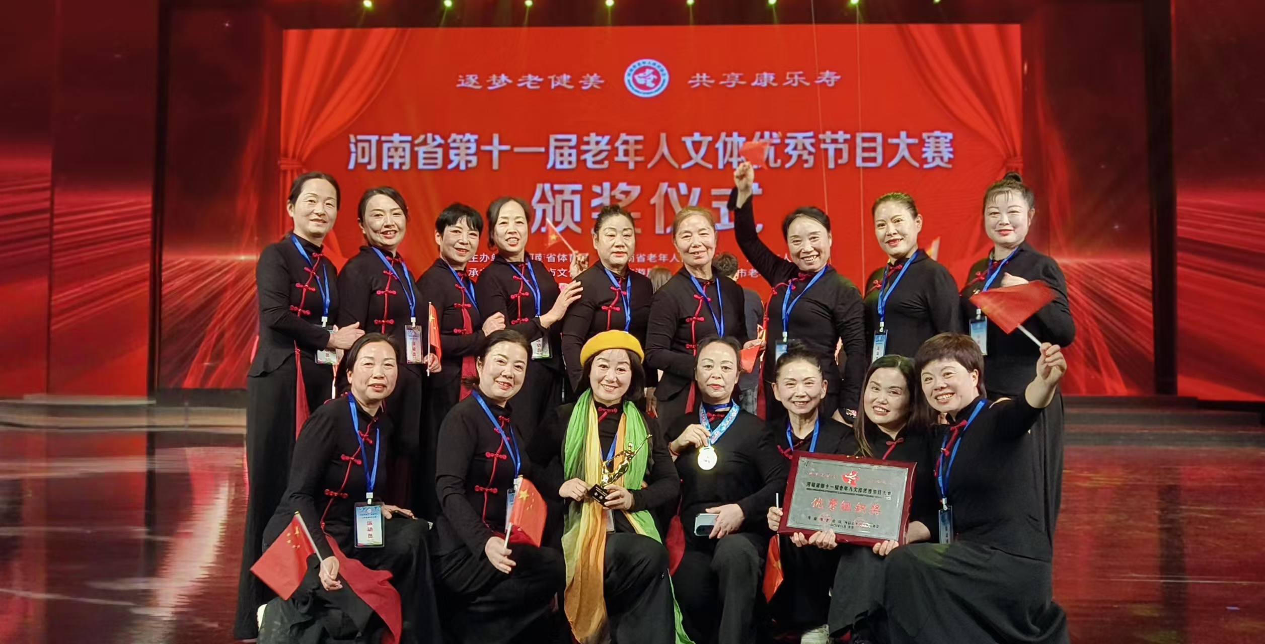 1商丘市惊鸿艺术团玲珑舞蹈队合影