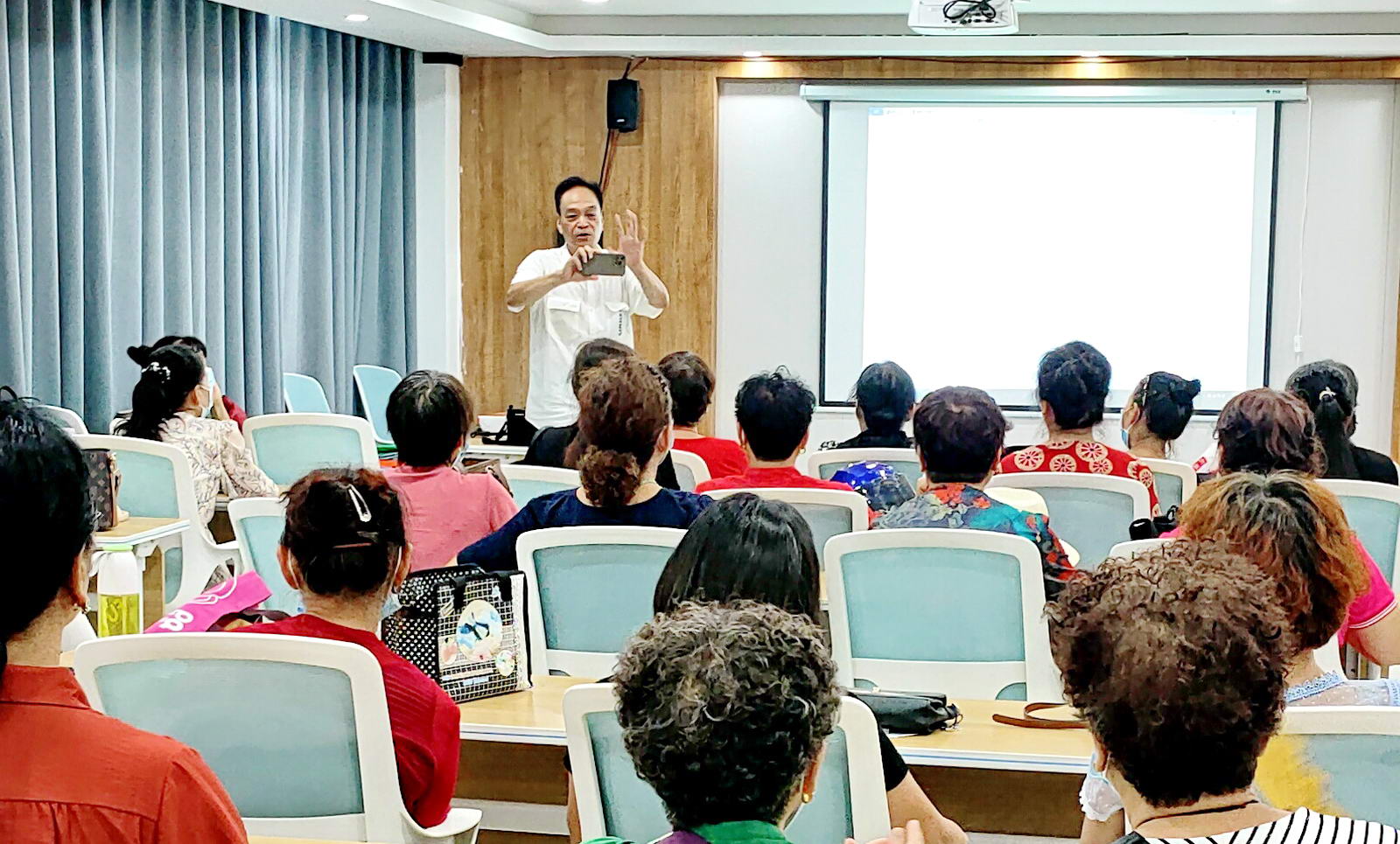 4、平顶山市老年人暑期新编手机摄影培训班