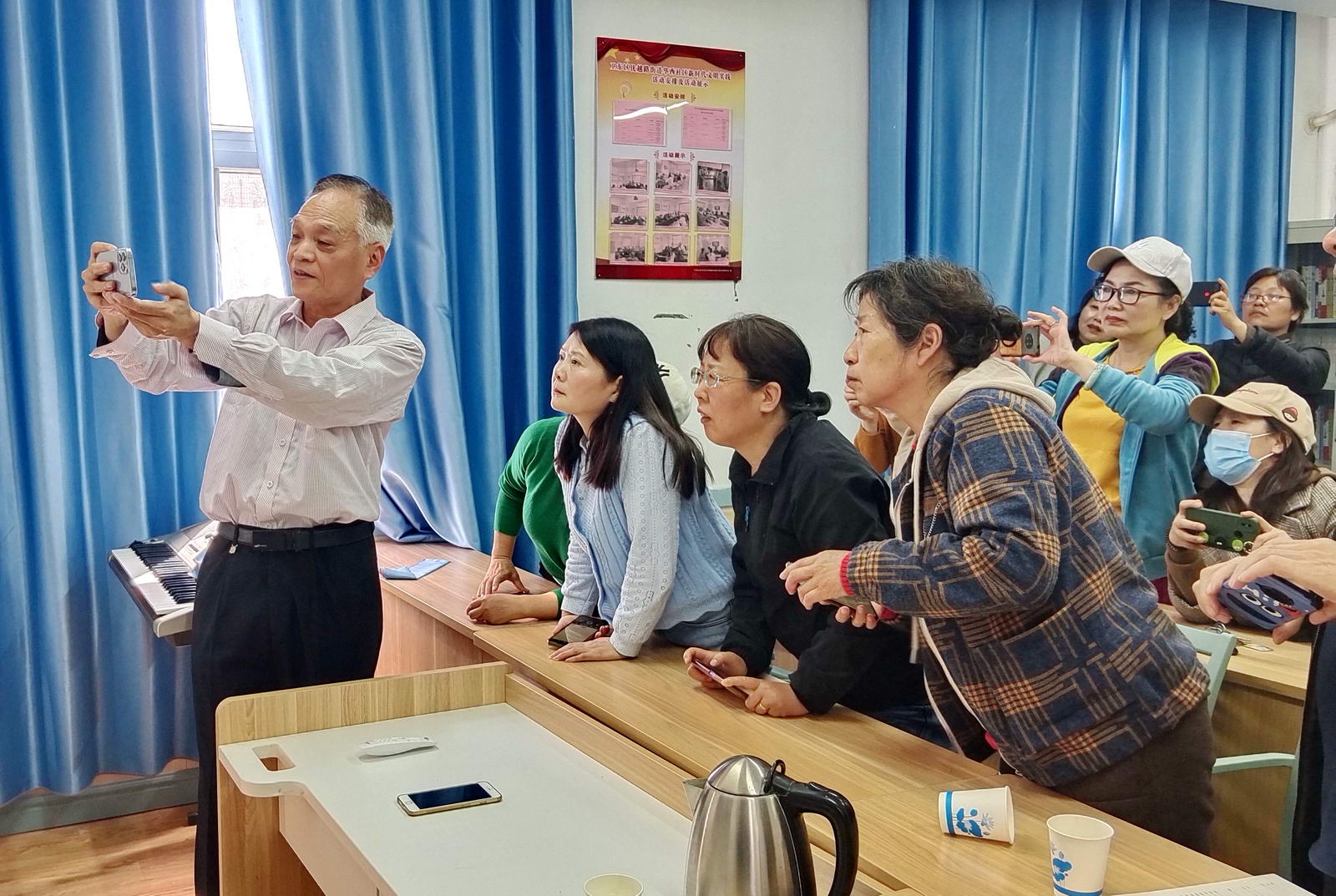 2、老年体协摄影公益课走进平顶山市老年大学课堂