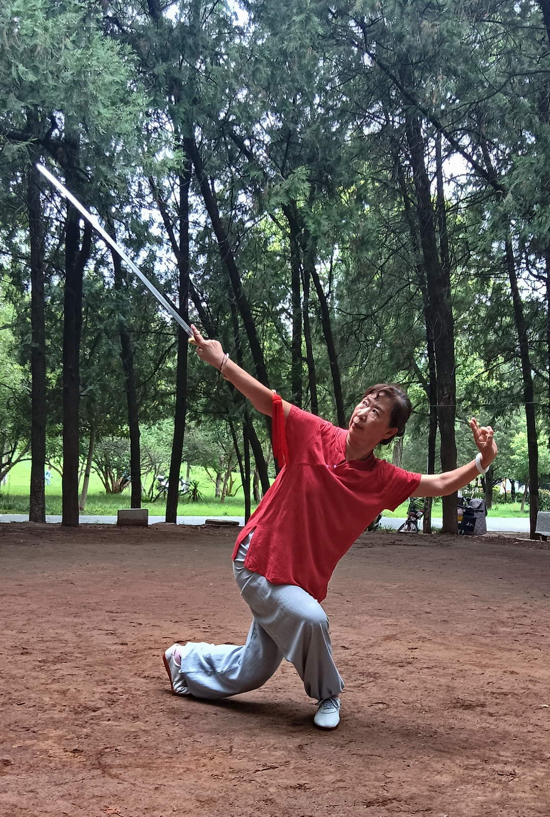刘改英，62岁，热爱老年体育运动，在家孝敬久病在床的母亲，挤出时间坚持锻炼，喜欢太极拳及器械，多次参加市老年体协组织的公益活动。摄影：赵长兴