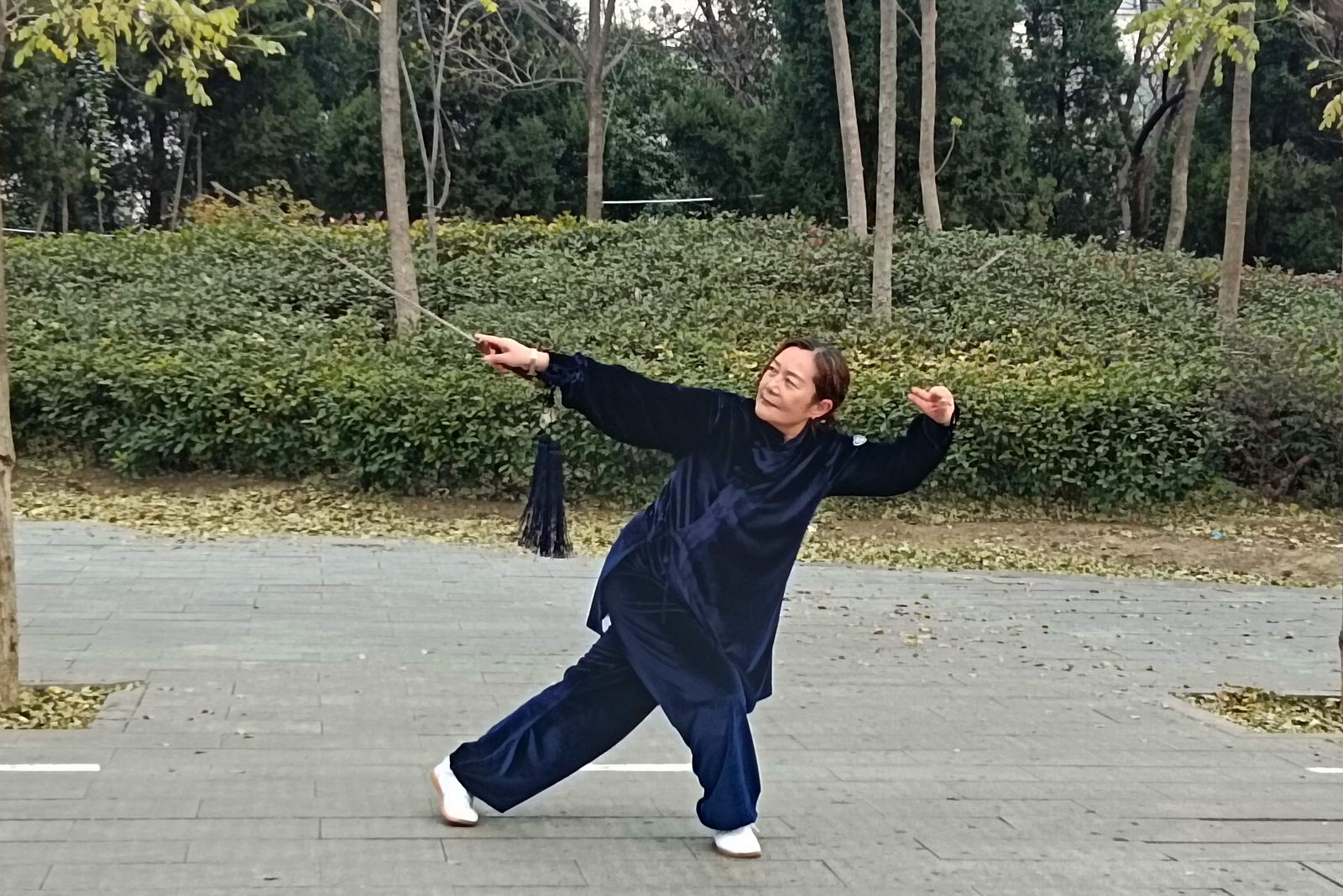 娄淑青，61岁，自幼跟随慈母学习太极拳及器械，打下了深厚的基本功底，退休后积极为老年体育运动做贡献，她辅导老年朋友们的“杨氏八十五式