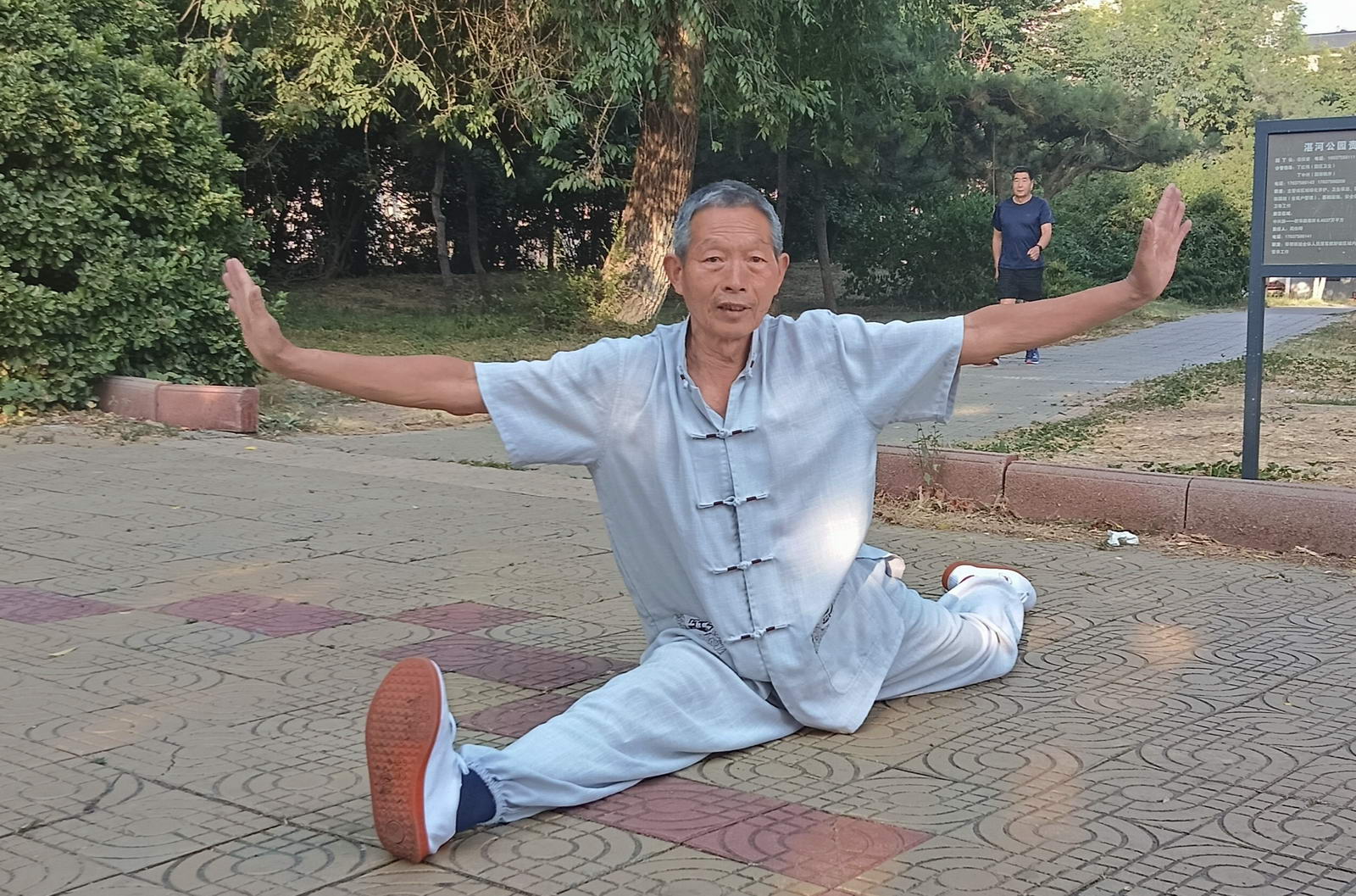 朱俊杰，69岁，热爱老年体育运动，坚持常年练太极拳，经常参加各种公益活动。摄影：赵长兴