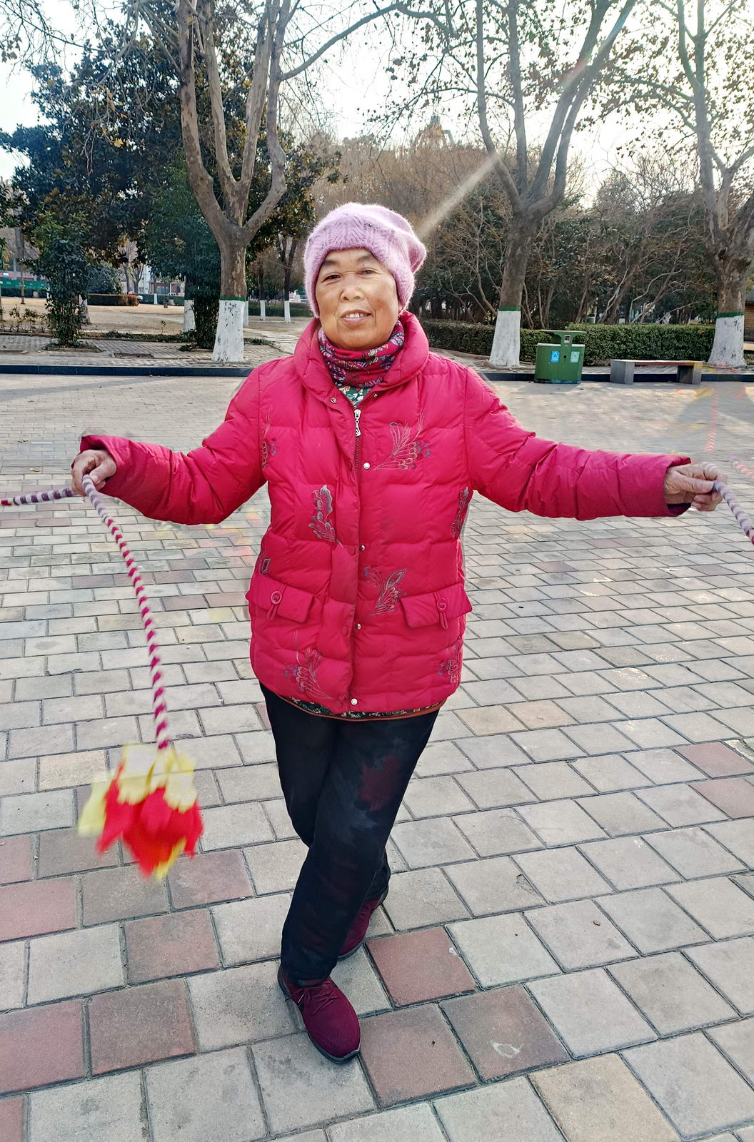 李军先，73岁，平顶山老年体协空竹委员会，每天坚持锻炼，身体硬朗。摄影：谭罗义