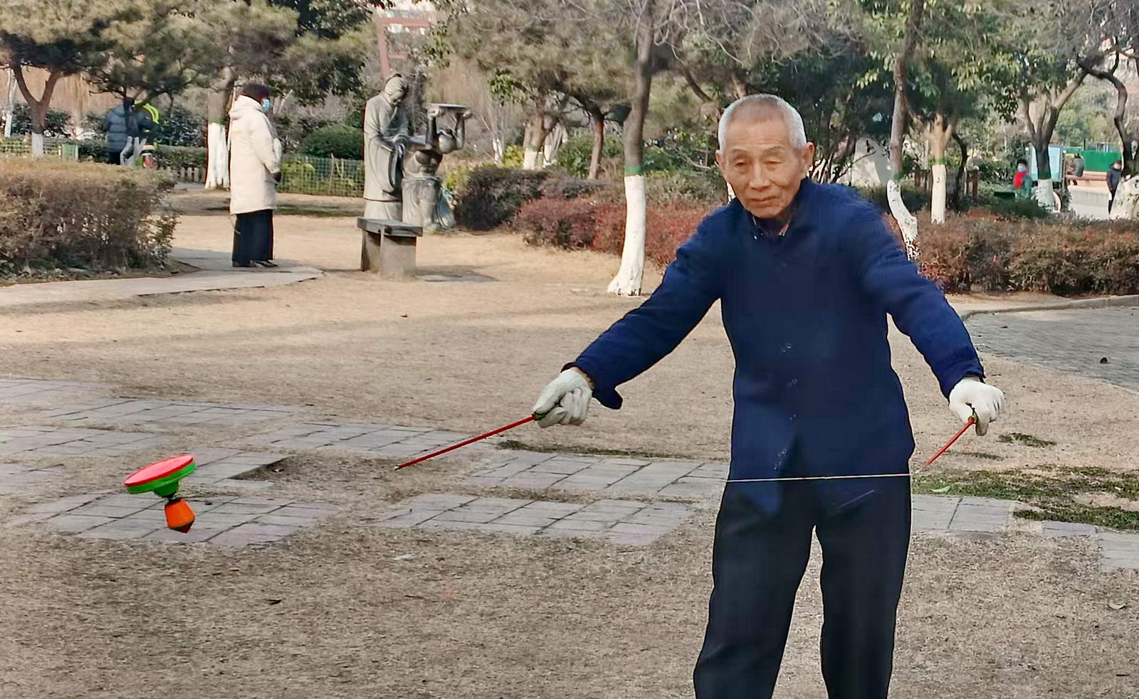 朱书正，78岁，平顶山市老年体协空竹委员会人员，坚持抖空竹10余年，以前身体不好，现在身体好，精神好。摄影：谭罗义