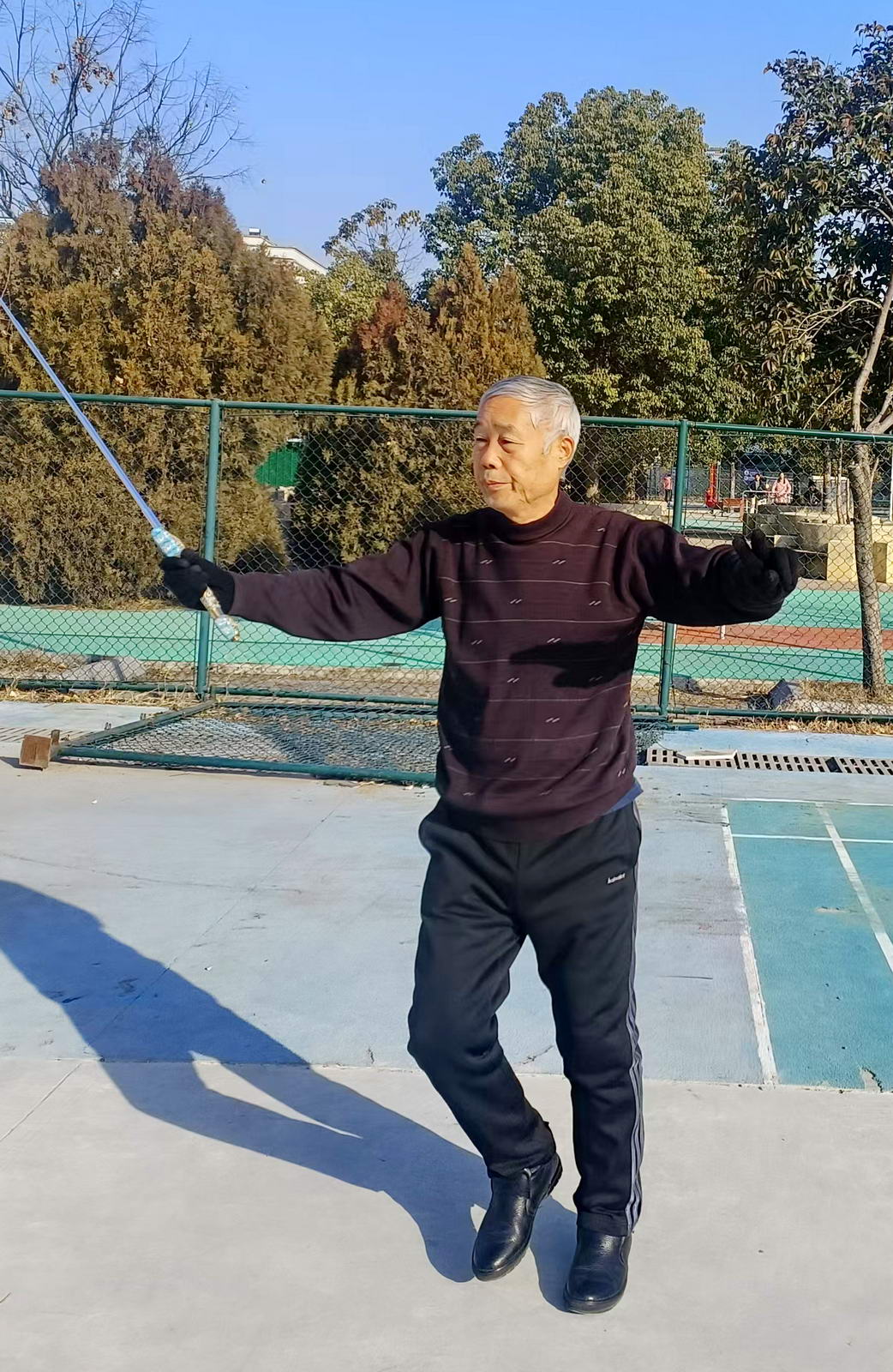 赵德修 ， 80岁，平顶山市委党校退休老师，一级社会体育指导员，热心帮助指导练剑爱好者。摄影：谭罗义