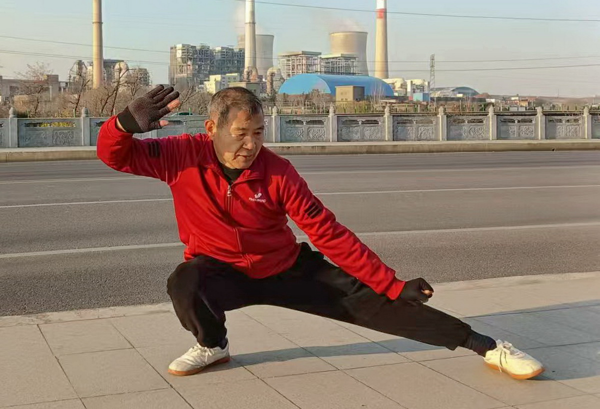 景转运，现年70岁，热爱老年体育运动，2017春开始学习太极拳，房前屋后，路边桥头，都是他坚持段练的场所。摄影：赵长兴