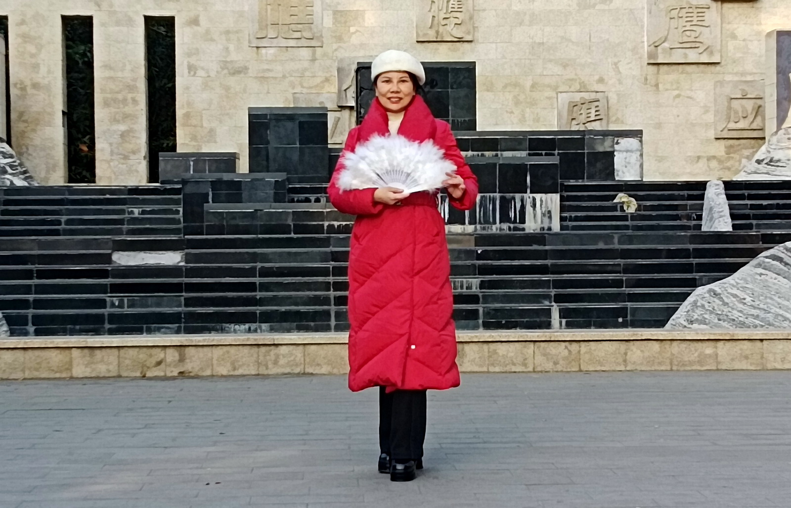 李爱营，57岁，新之梦艺术团模特队队长，她带领大家多次参加市、区组织的各项公益展演活动，2024年在河南省模特大赛中荣获三等奖。摄影：赵长兴