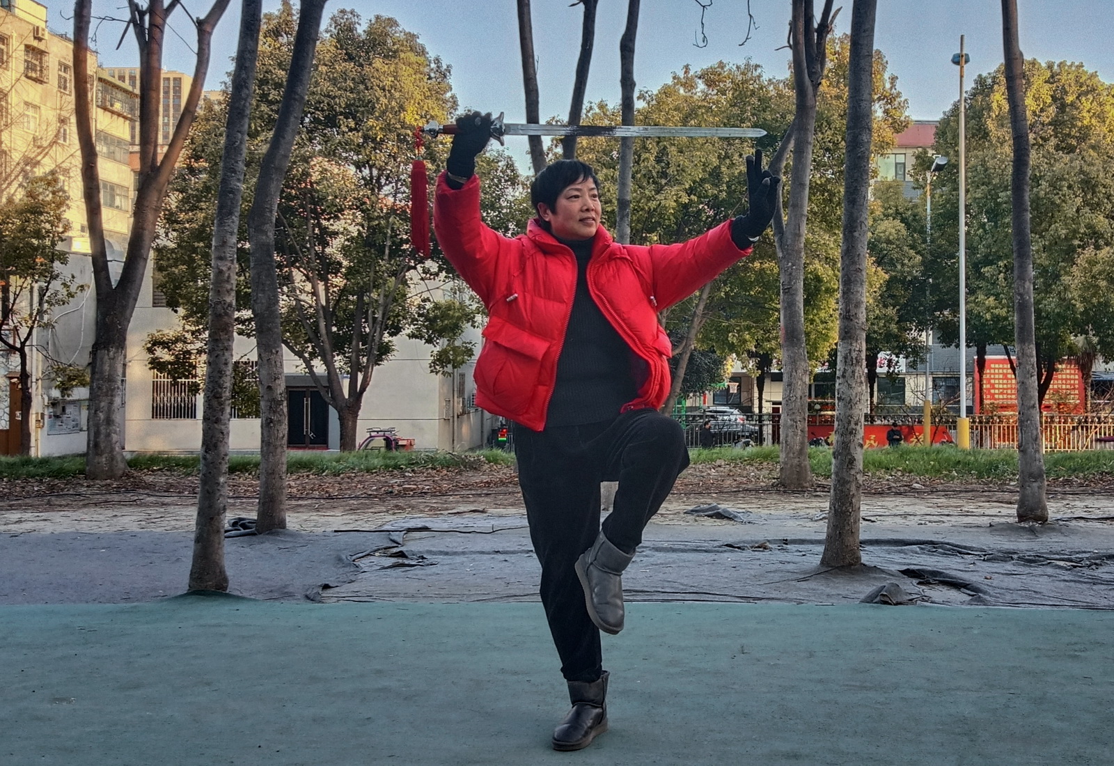 吕桂玲，60岁，师从陈氏太极拳第十二代传人陈宝华老师 ，多次参加市、区组织的捐钱捐物等公益活动，受到大家好评。摄影：赵长兴