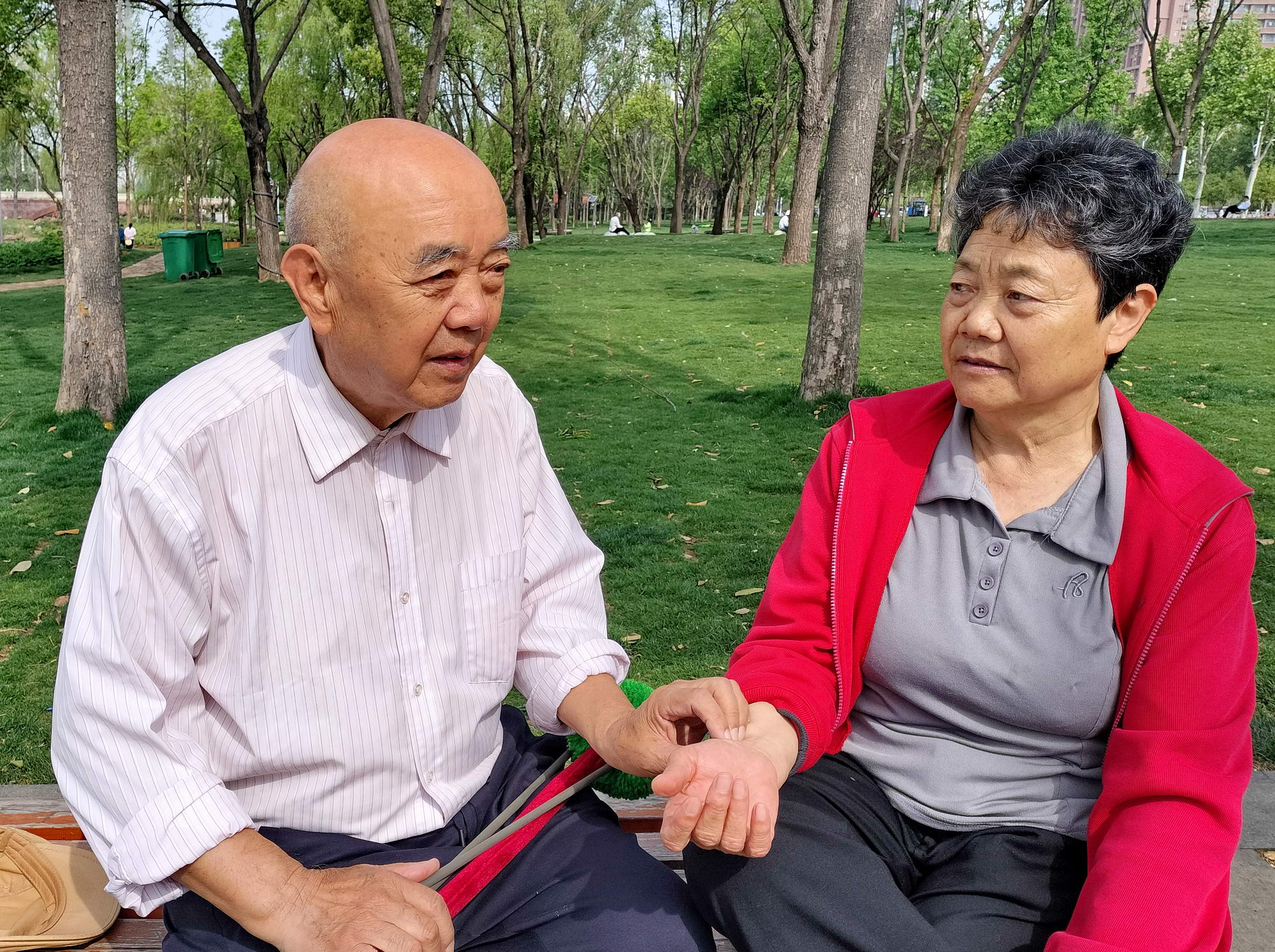 耿功臣（左）八十四岁。部队转业老军医，他常年坚持锻炼身体。自愿当起志愿者，利用他在部队学习的医学知识。普及健身养生知识，热心为群众提供健康咨询服务。受到大家交口称赞。摄影：孙根生