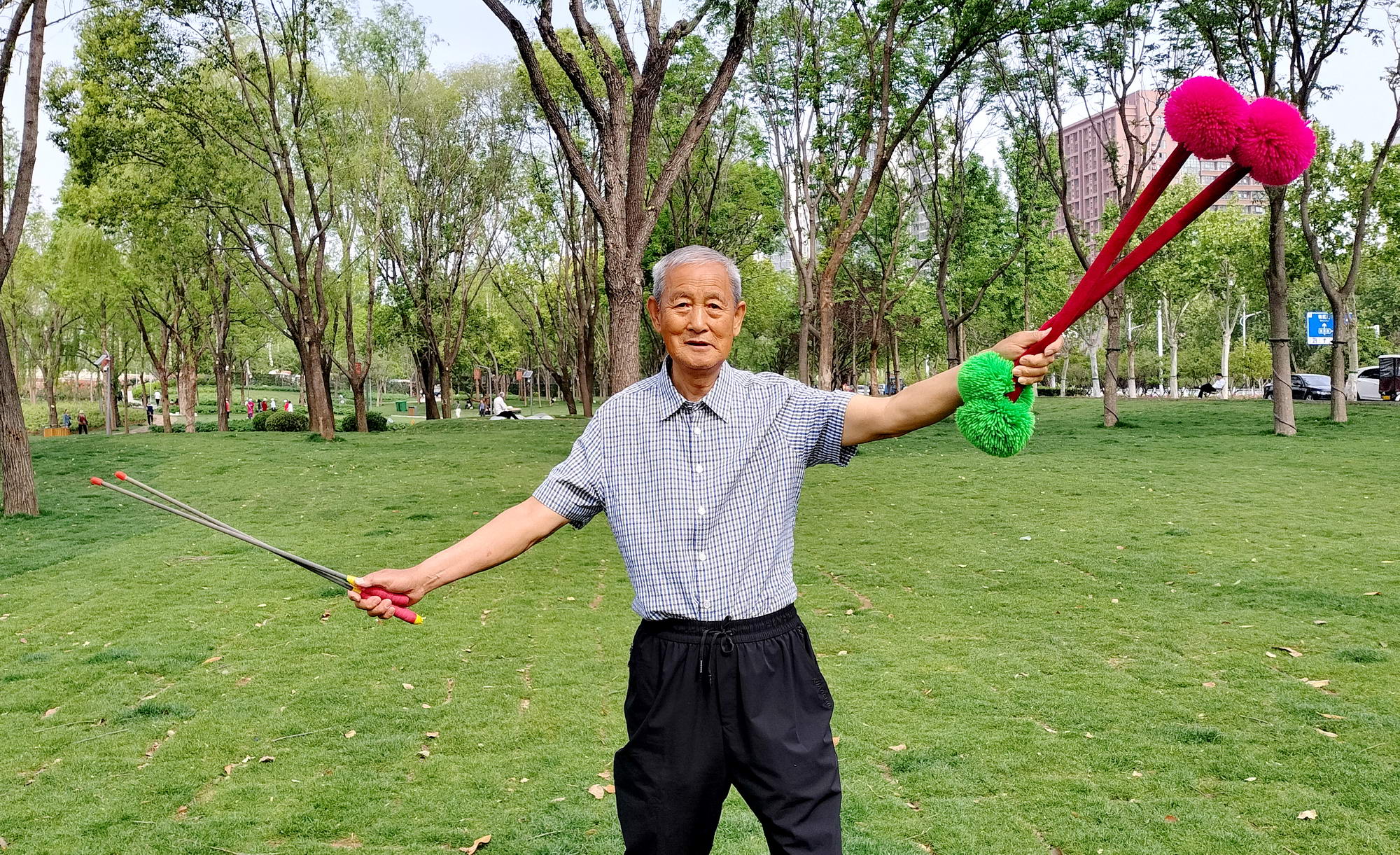 于文章，今年八十一岁。打花棍活动的热心传播者。每天从居住地乘车一个小时赶往新城区练习打花棍。经常写文章拍视频宣传打花棍运动。他性格开朗，快言快语，和大家和谐相处，其乐融融。摄影：孙根生