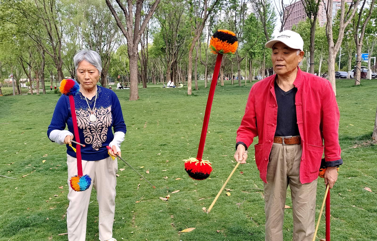杨德松，75岁；张枝75岁。两人为夫妻花棍裆，她们夫妻二人酷爱打花棍活动。几年来，花棍不离手，互帮互学，共同提高打花棍技术。健壮了身体，也改变了生活习惯，充实了生活内容，增添了生活乐趣。摄影：孙根生