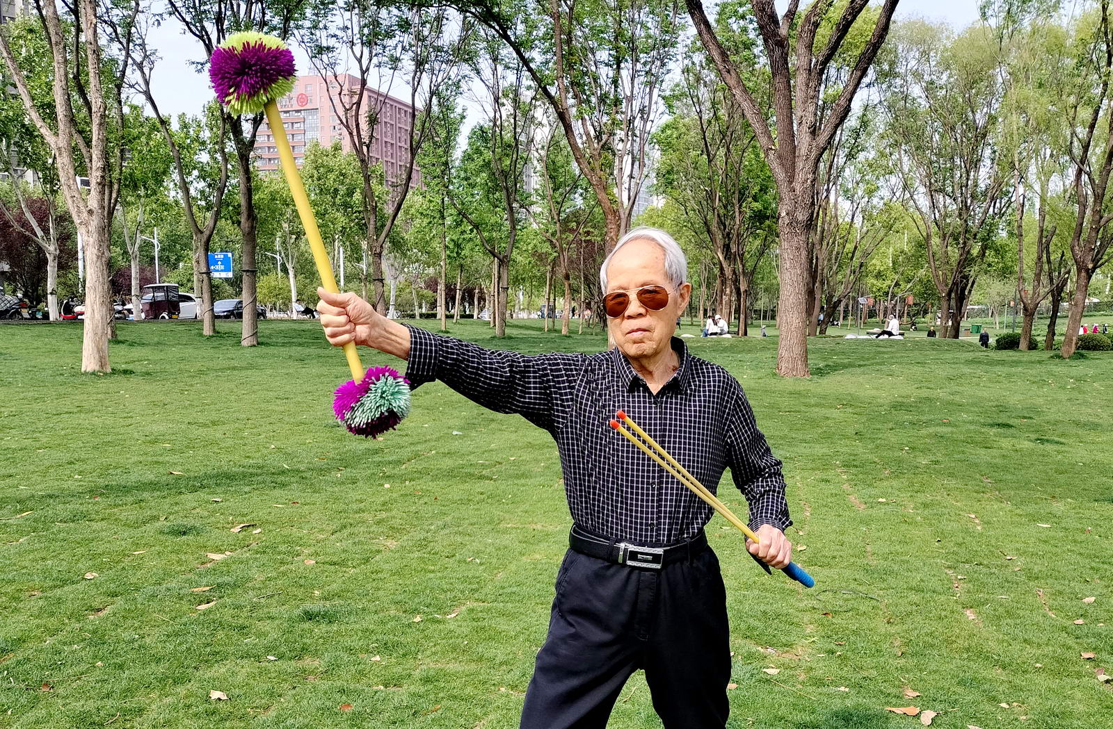 张尚平，今年八十二岁。他坚持不懈打花棍锻炼身体，一年四季不间断。面对慢性疾病，持积极应对态度。使生活充满快乐。摄影：孙根生