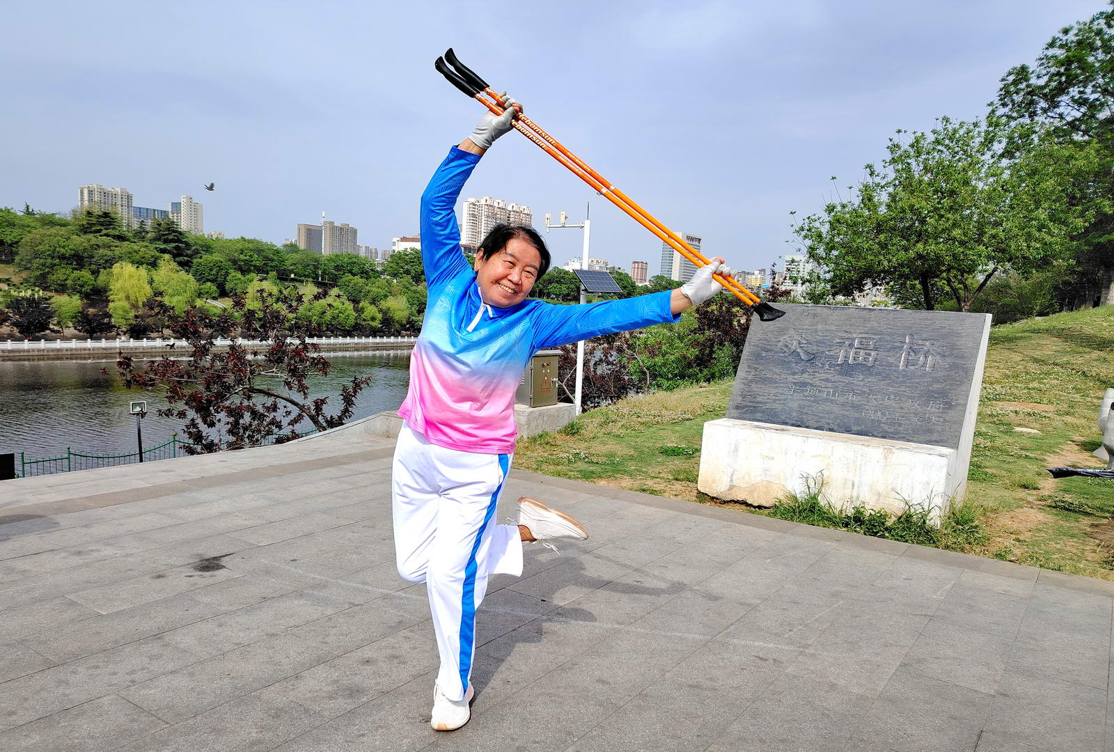 夏玉杰，71岁，二级教练员，长青持杖健走队教练员，曾多次为其他团队指导并传授技巧。摄影：张豫平