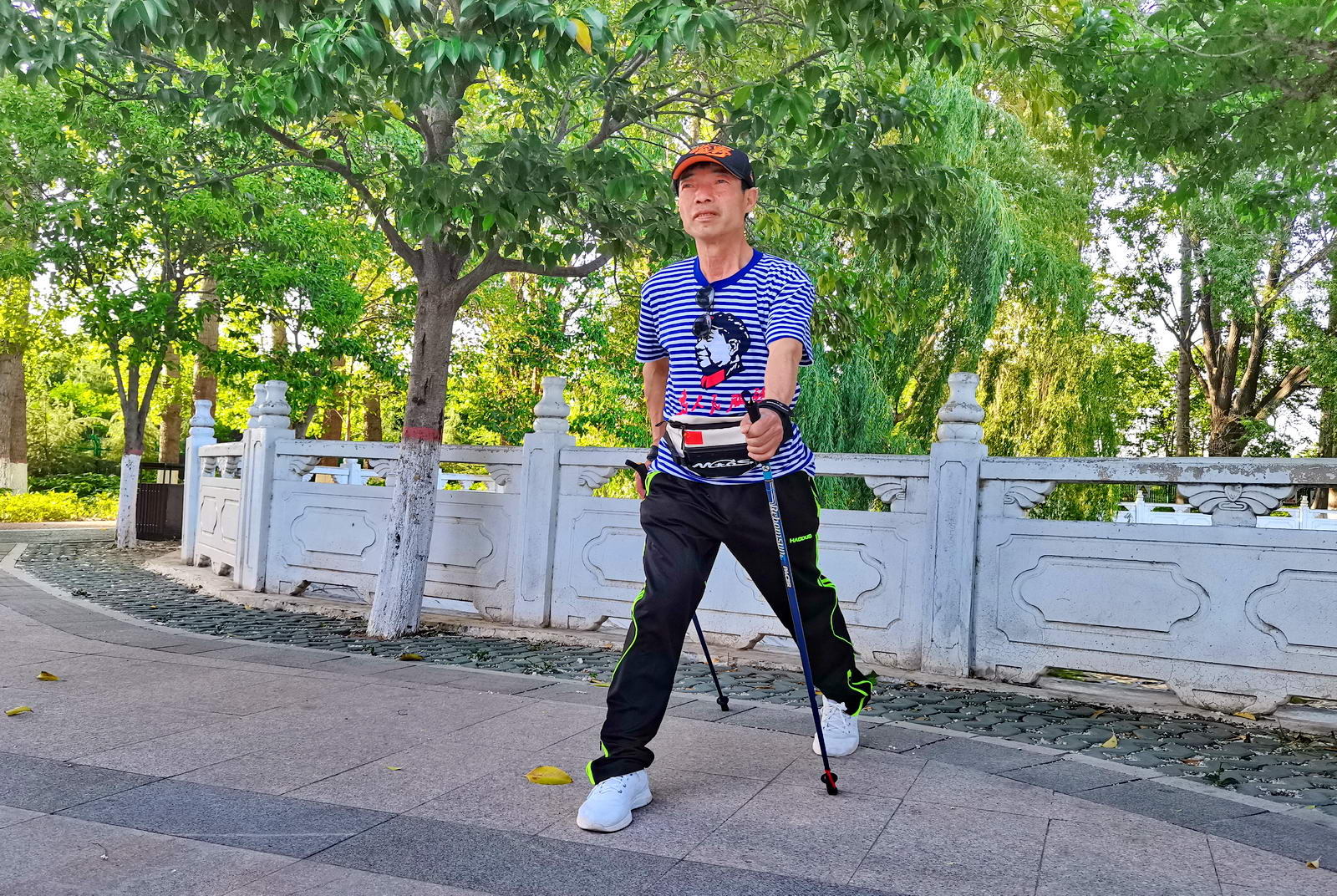边国军，62岁，热爱体育，曾参加河南省十四届老健会持杖健走交流活动，在平顶山市老年体协持杖健走交流活动中获户外穿越个人赛第一名。摄影：刘振京