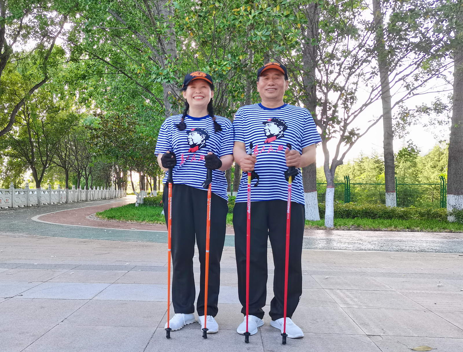 陈风军、陈仙芬夫妇，热爱体育运动，现为平顶山市持杖健走队员，曾经一同参加河南省十四运持杖健走交流活动。摄影：刘振京