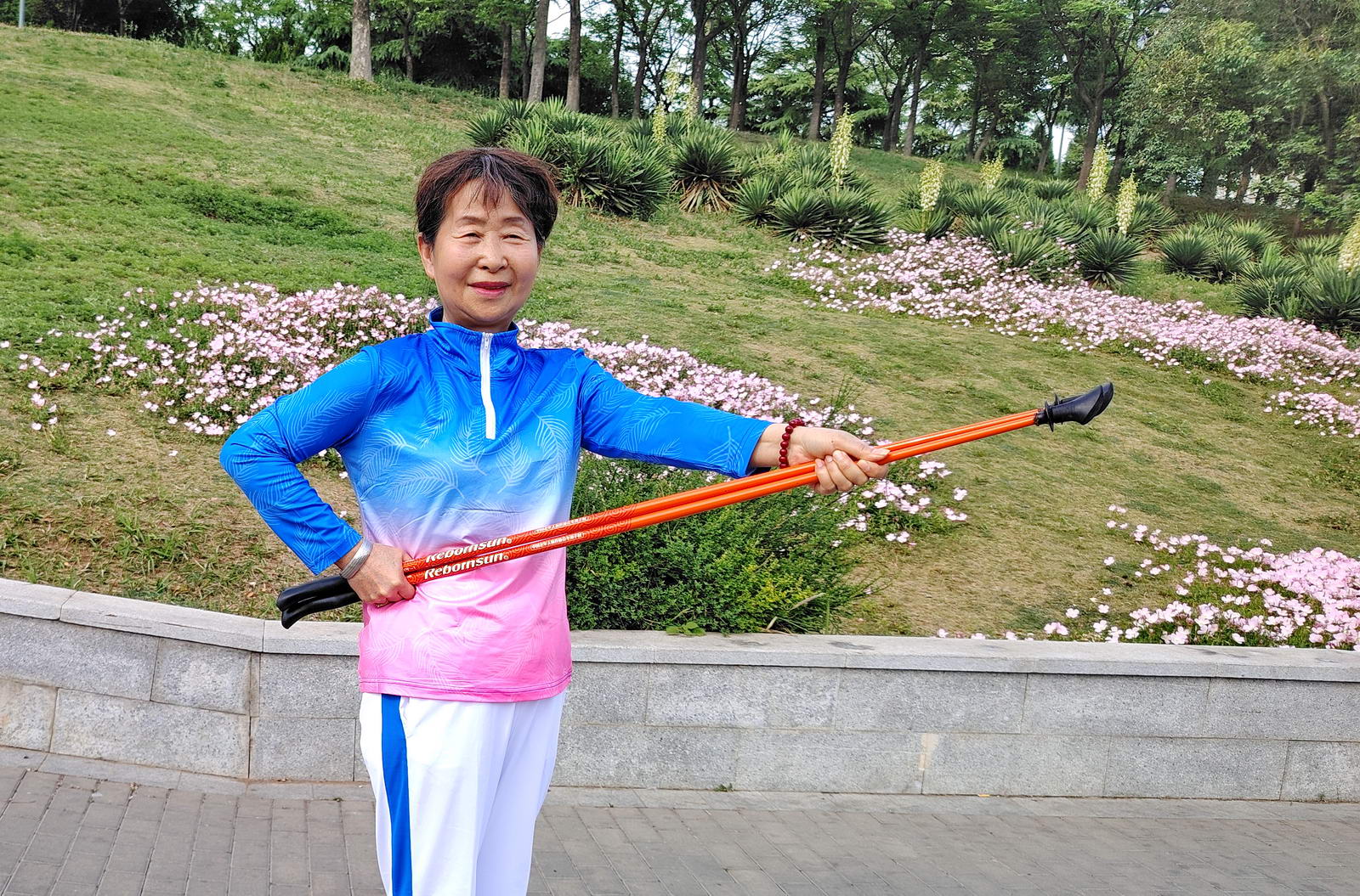 陈桂芳，67岁，持杖健走二级教练员，热爱文体活动，曾多次参加市老年体协组织的持杖健走交流活动并取得好成绩。摄影：张豫平