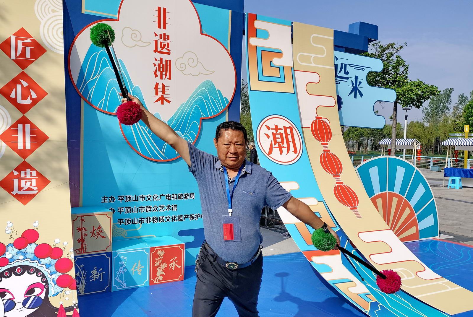 石校锋，六十二岁。他为壮大发展平顶山市的花棍队伍尽心出力。同宋有中老师一道谋划建立了桂园花棍队，又争得社区支持成立了林溪美地花棍队。平顶山市示范区老年体协花棍委员会副主任兼秘书长摄影：孙根生