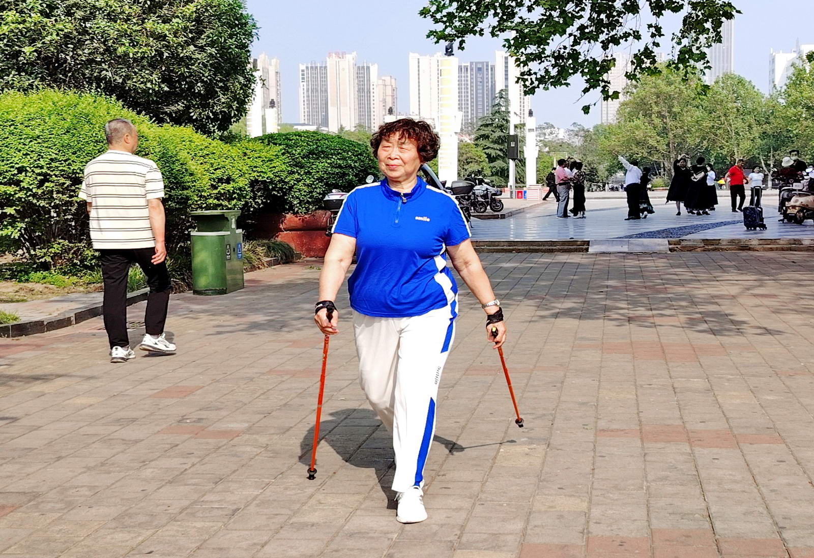 许继芬，69岁平顶山市老年体协持杖健走委员会副主任，二级裁判员，曾多次带队参加老年体育比赛并获优异成绩，先后多次在平顶山市持杖健走比赛中担任裁判工作。摄影：张豫平